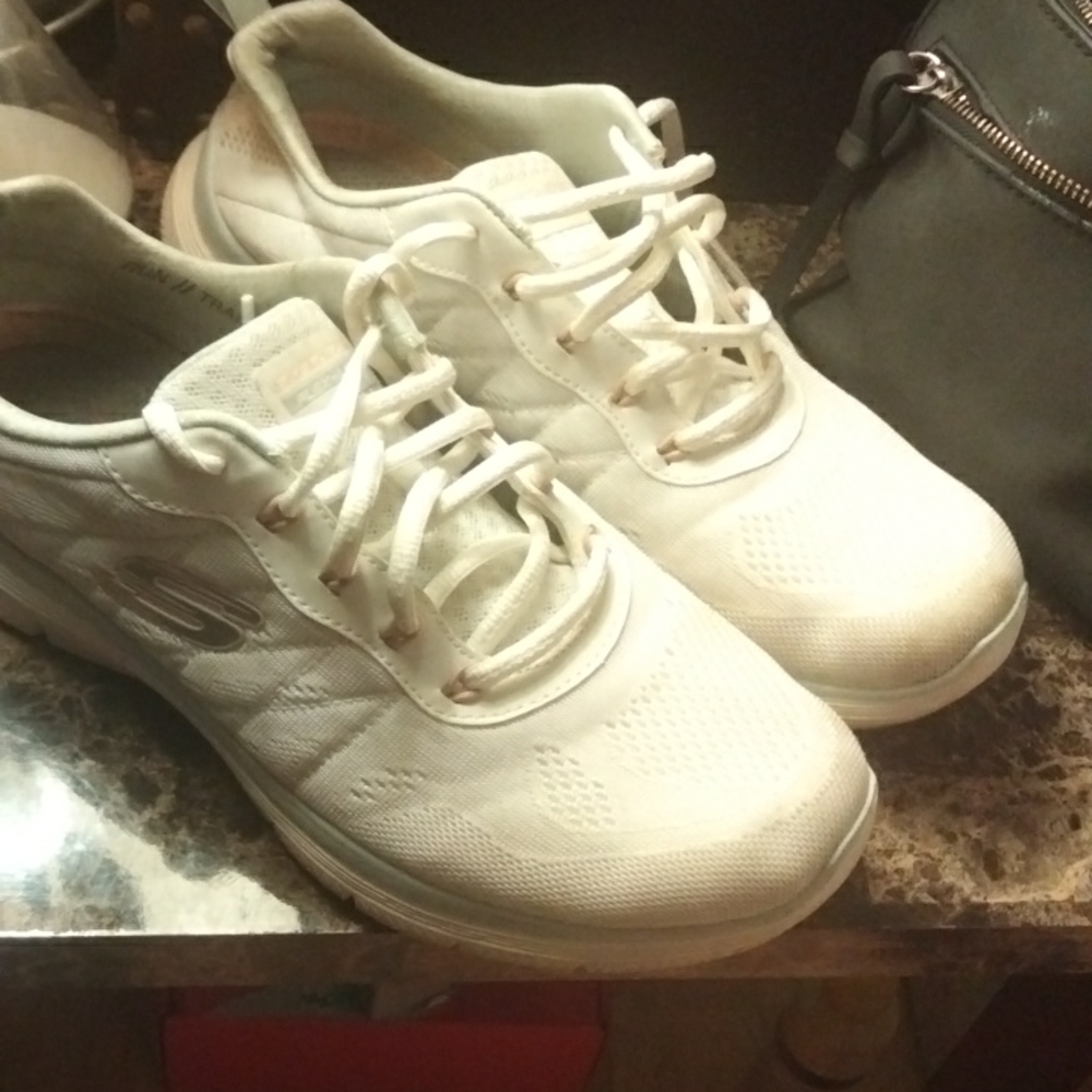 Women's size 9.5 Sketchers Flex light exterior and memory foam sole.